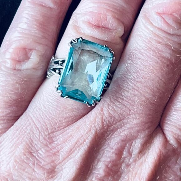 Elegant Emerald Cut Aquamarine & Silver Gemstone Ring - Picture 3 of 3